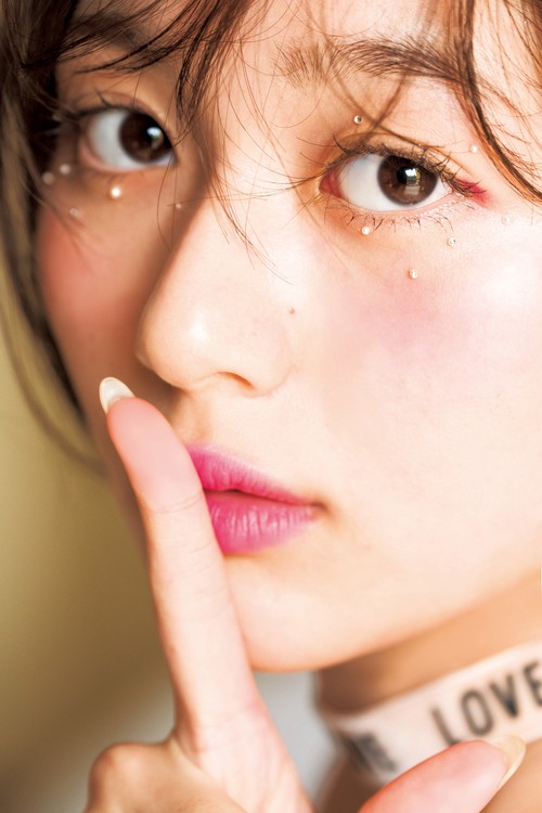 加藤栞1st写真集『shi～。』 – 丸善ジュンク堂書店ネットストア
