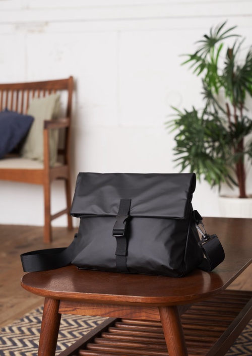 W-CLUTCH 防水生地で水＆汚れに強いショルダーバッグBOOK